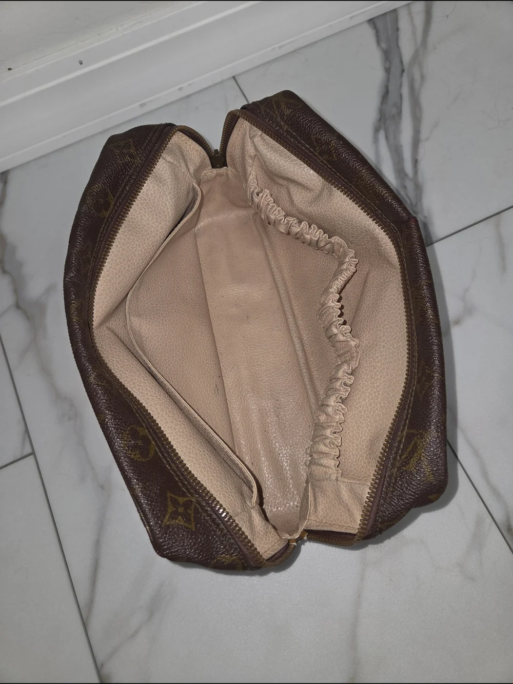 Vintage Authentic Louis Vuitton Monogram Trousse 28 Toiletry Pouch